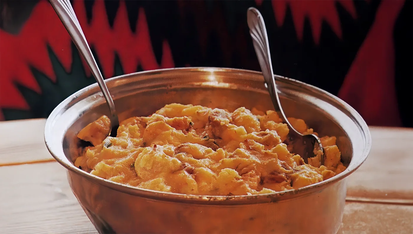 Παραδοσιακό κουλιάσου με τσιγαρίδες και καλαμποκάλευρο σε κατσαρόλα.