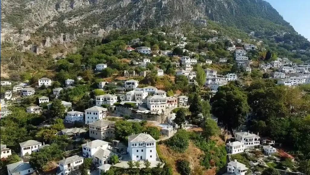 Πανοραμική άποψη της Μακρινίτσας Πηλίου με τα παραδοσιακά αρχοντικά.