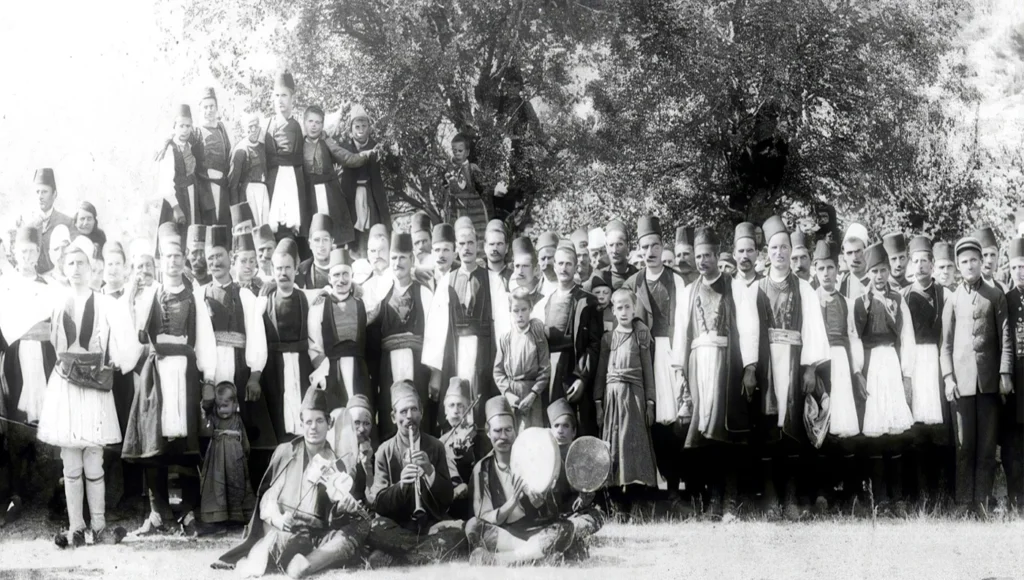 Παραδοσιακές ενδυμασίες Βλάχων Θεσσαλίας και ιστορικά κειμήλια.