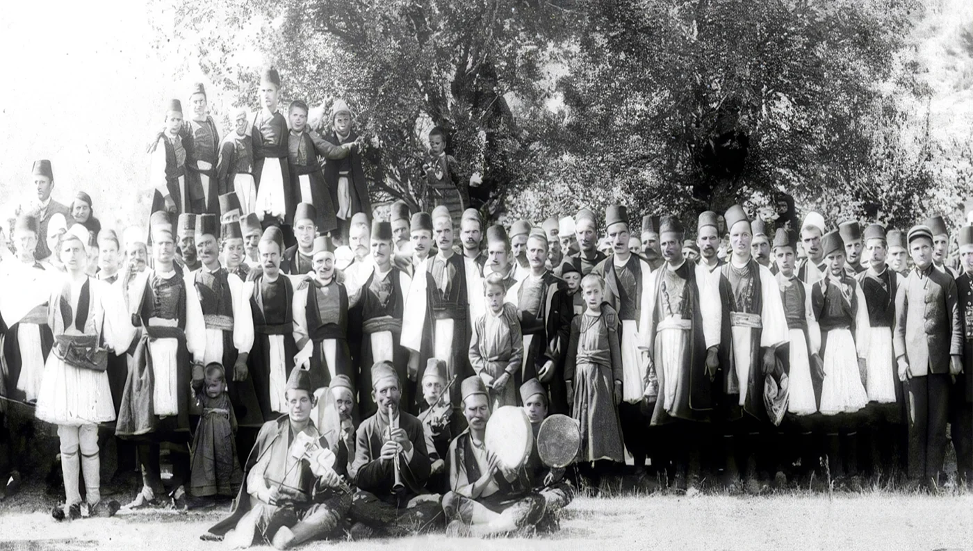 Παραδοσιακές ενδυμασίες Βλάχων Θεσσαλίας και ιστορικά κειμήλια.