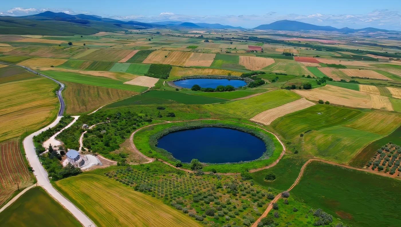 Πανοραμική άποψη των δίδυμων λιμνών Ζερέλια στον Αλμυρό Μαγνησίας, οι κρατήρες μετεωρίτη στην Ελλάδα.
