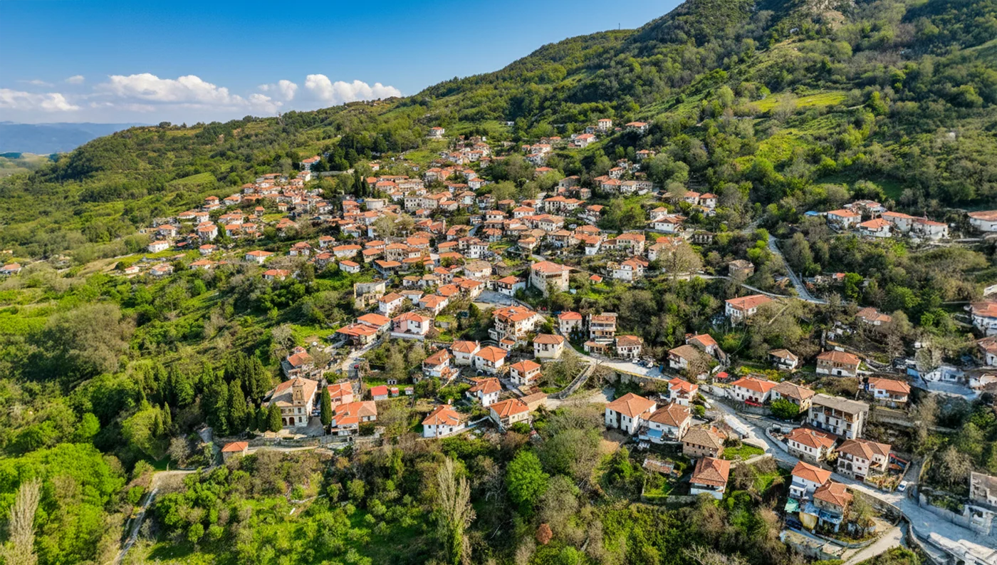 Πανοραμική άποψη από drone του παραδοσιακού οικισμού Αμπελάκια στη Λάρισα.