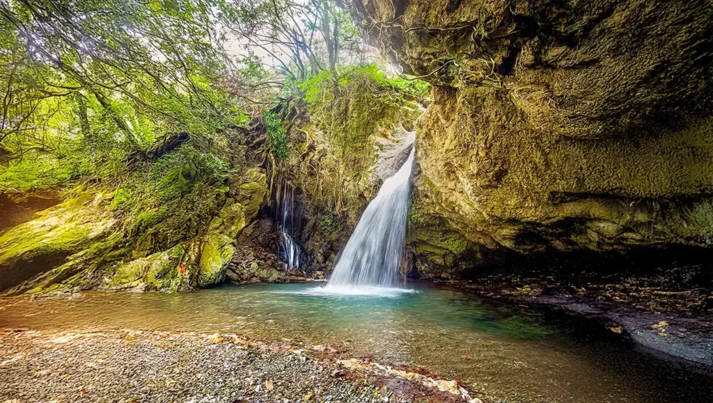 Ο καταρράκτης της Μελιβοίας στην Άνω Σωτηρίτσα Λάρισας σε καταπράσινο περιβάλλον