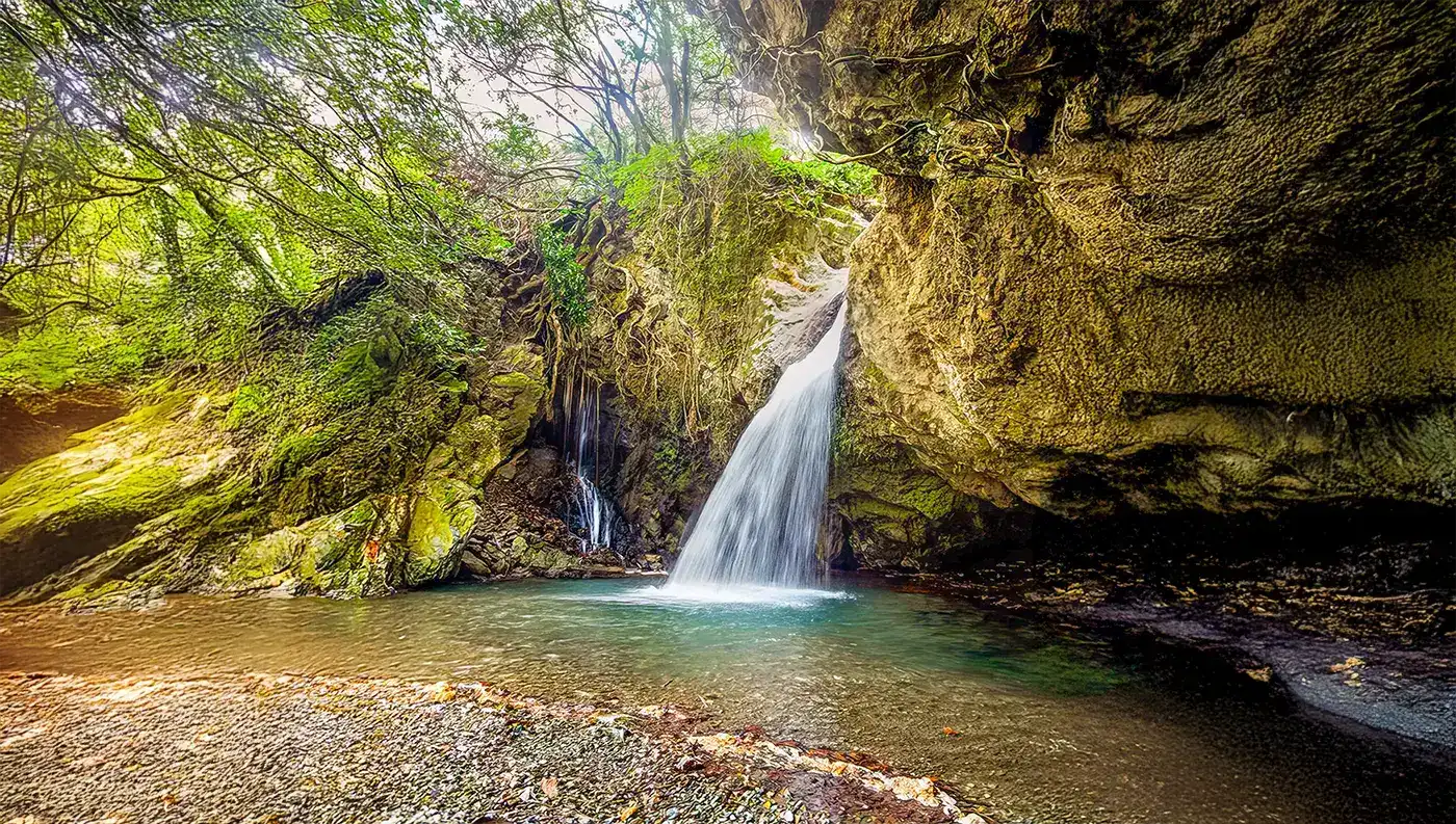 Ο καταρράκτης της Μελιβοίας στην Άνω Σωτηρίτσα Λάρισας σε καταπράσινο περιβάλλον