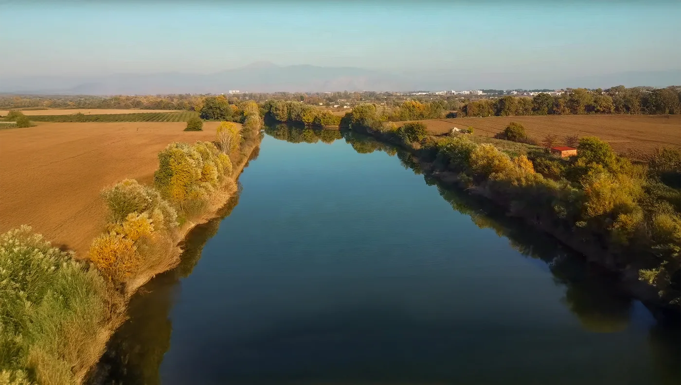 Ο Πηνειός ποταμός διασχίζει τον θεσσαλικό κάμπο κάτω από το φως του ήλιου.