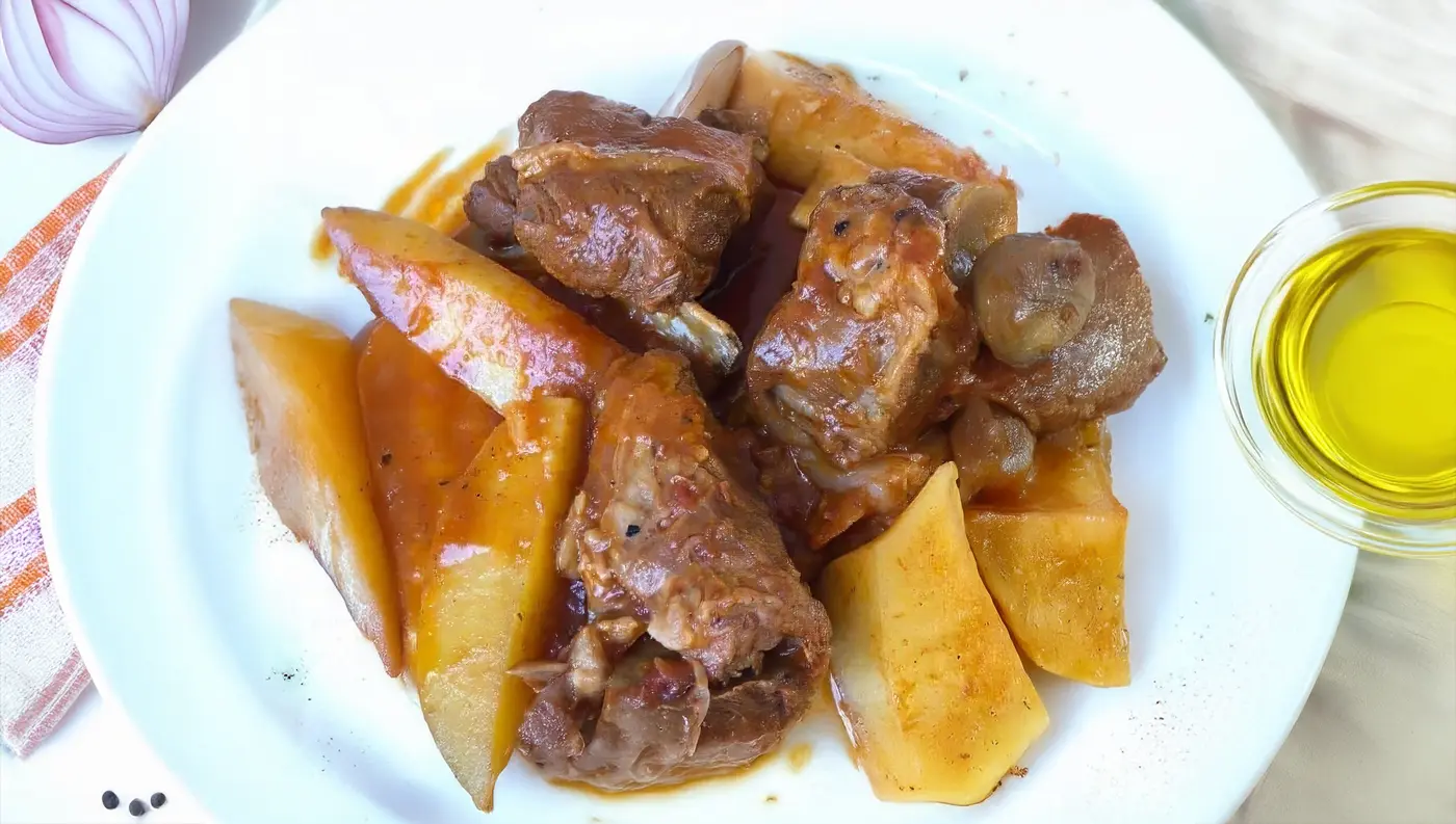 Παραδοσιακό αρνί με πατάτες γιαχνί από την Ελασσόνα σε πιατέλα