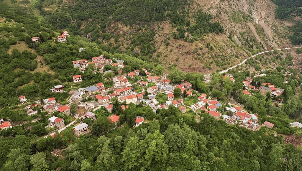 Γενικό πλάνο της Αθαμανίας Τρικάλων από drone με το ορεινό τοπίο των Αγράφων