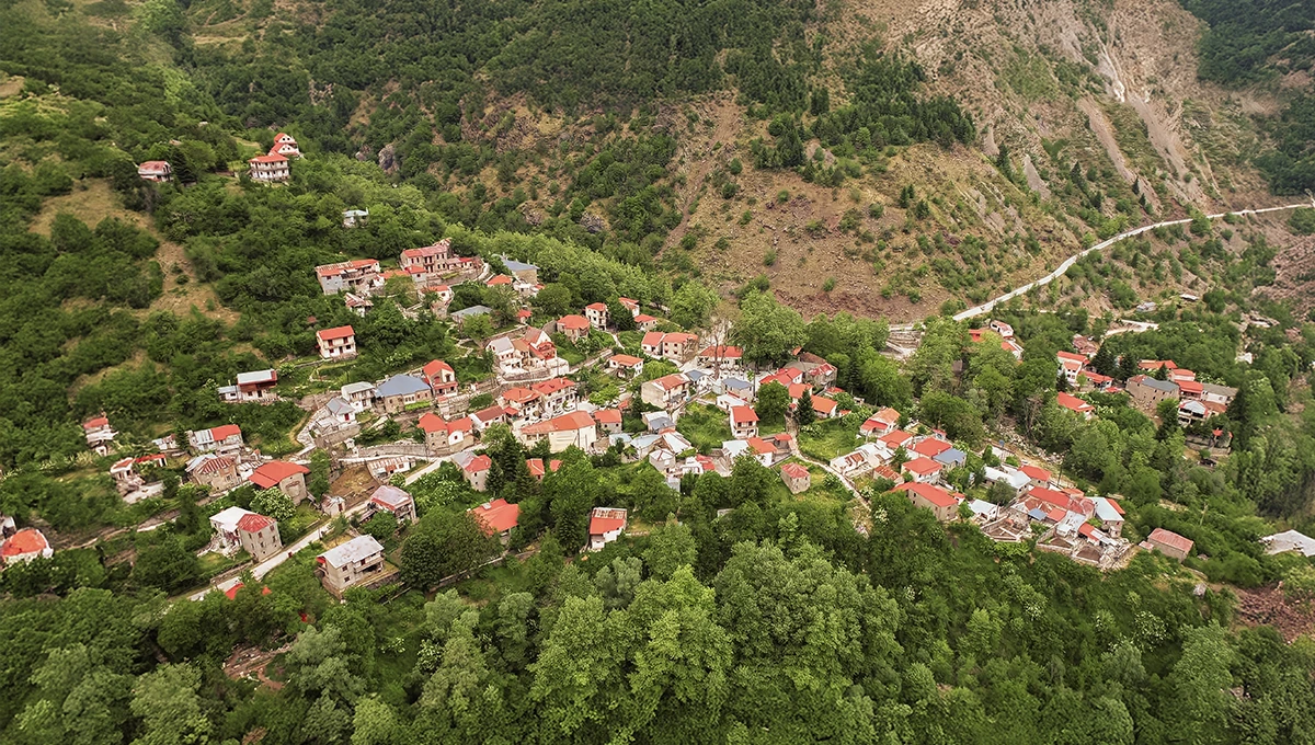 Γενικό πλάνο της Αθαμανίας Τρικάλων από drone με το ορεινό τοπίο των Αγράφων