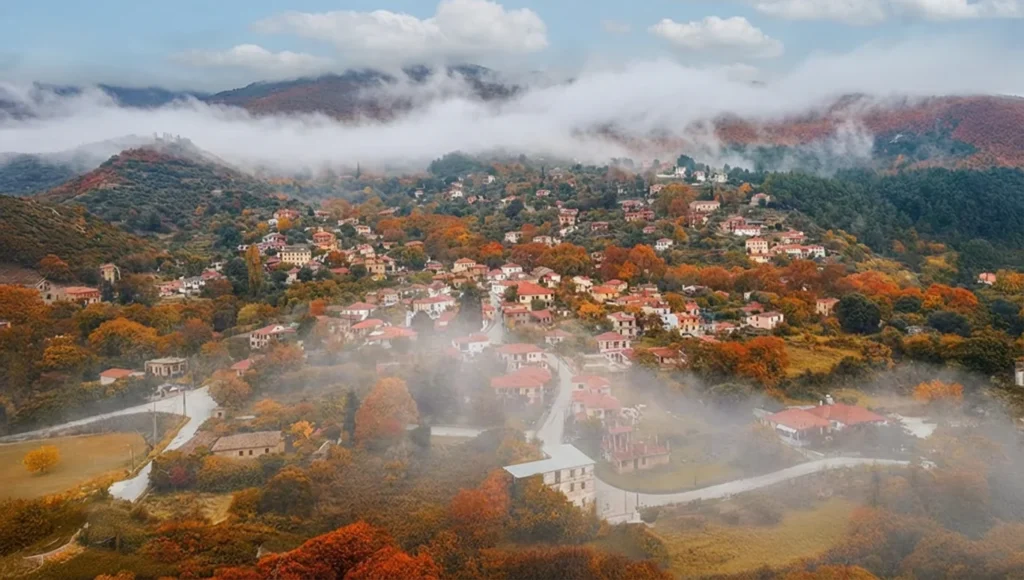 Γενικό εναέριο πλάνο του Μεταξοχωρίου Αγιάς με τα παραδοσιακά σπίτια και τον Κίσσαβο