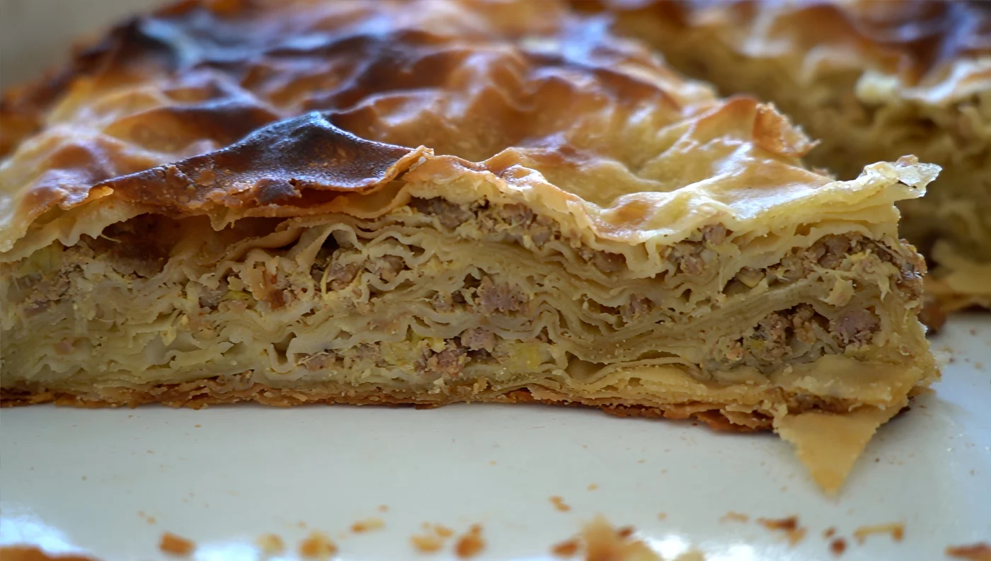 Παραδοσιακή αλμυρή βασιλόπιτα Θεσσαλίας με χειροποίητο φύλλο και γέμιση κιμά-πράσου.