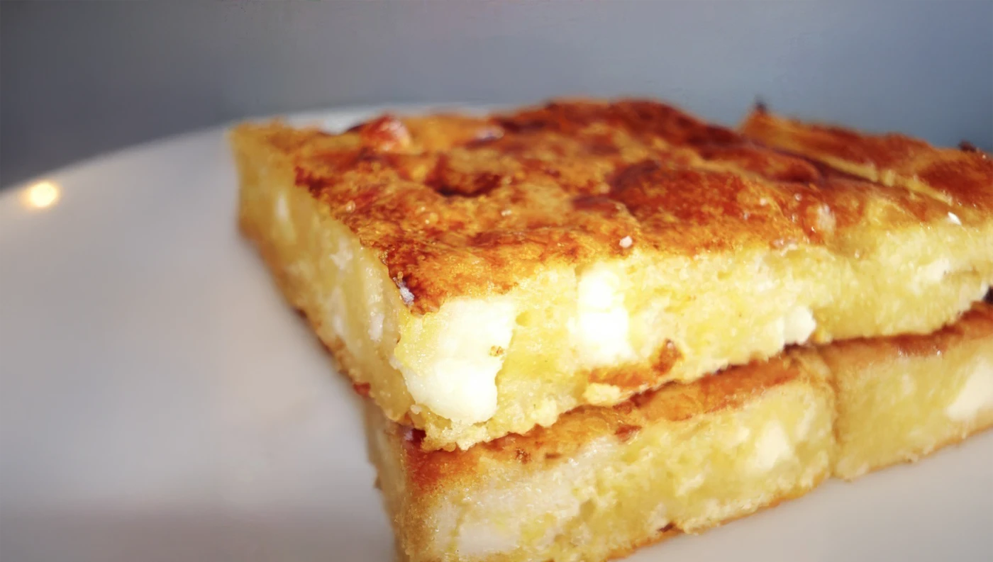 Χρυσαφένια τραχανόπιτα χωρίς φύλλο με φέτα και τραχανά