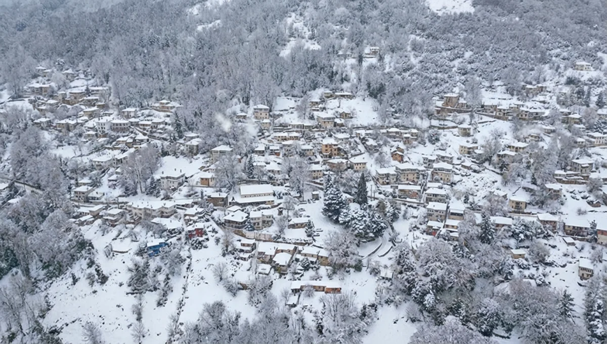 Χιονισμένη Βυζίτσα Πηλίου πανοραμική θέα χωριό