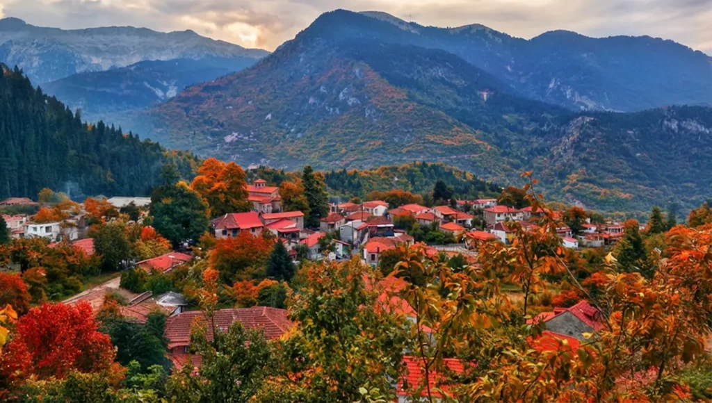 Αηδόνα Καλαμπάκας το φθινόπωρο, ορεινό χωριό της Πίνδου στο νομό Τρικάλων με πέτρινα σπίτια και πλούσια φύση