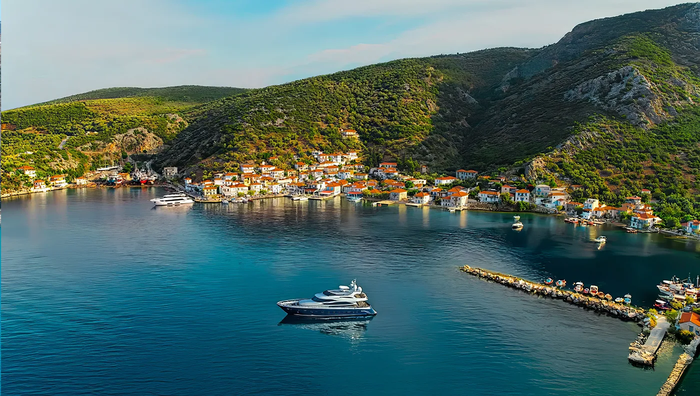 Αεροφωτογραφία της Αγίας Κυριακής Πηλίου με θέα το γραφικό λιμάνι, τα παραδοσιακά σπίτια και τα καταπράσινα βουνά