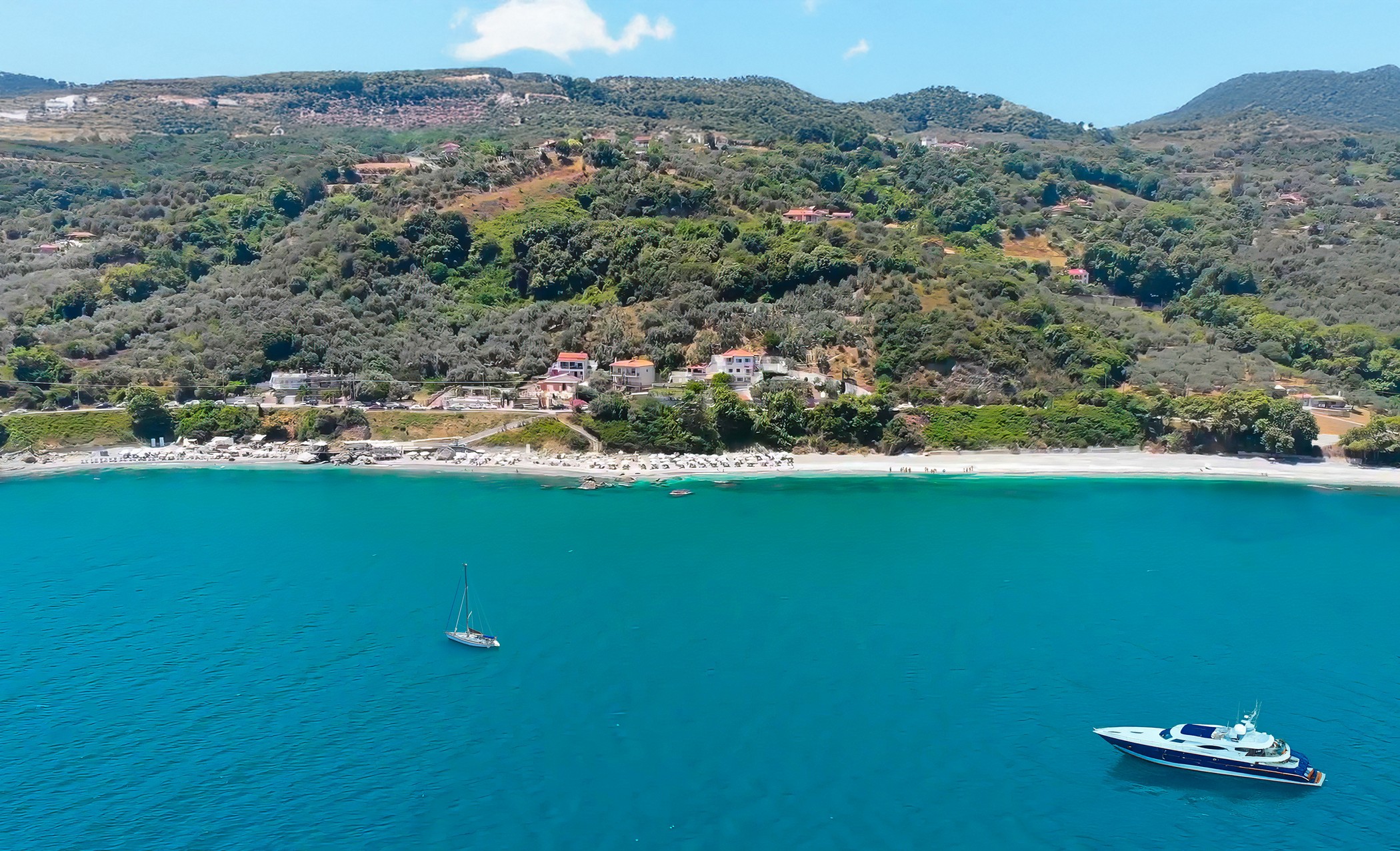Παραλία Μπούκα (Βραχάκια) Λάρισας με βράχια, καταγάλανα νερά και ιστιοπλοϊκό σκάφος – drone πλάνο καλοκαιριού Bouka Beach (Vrahakia), Larissa – crystal-clear waters, rocky coastline and sailing boat captured by drone