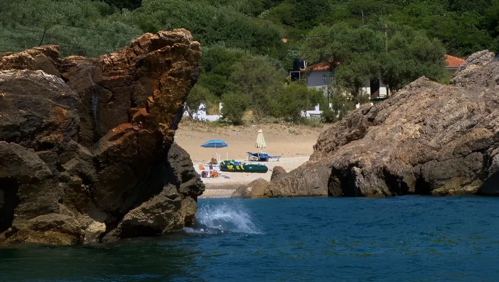 Γαλαζοπράσινα νερά, μια τεράστια αμμουδιά και οι χαρακτηριστικοί μεγάλοι βράχοι μέσα στη θάλασσα στην παραλία Πάλτση στο Νότιο Πήλιο.