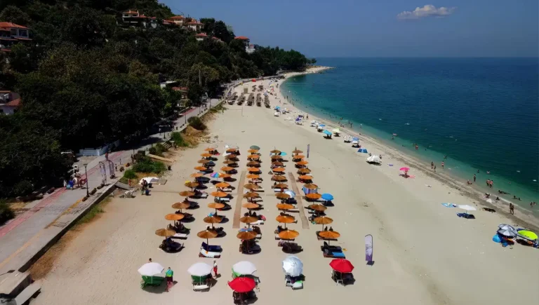 Η ακτή Παπά Νερό στο Πήλιο με τα τυρκουάζ νερά και το καταπράσινο δάσος από ψηλά.
