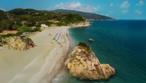 Πανοραμική θέα της παραλίας Ποτιστικά στο Νότιο Πήλιο με τους χαρακτηριστικούς μεγάλους βράχους μέσα στη θάλασσα.