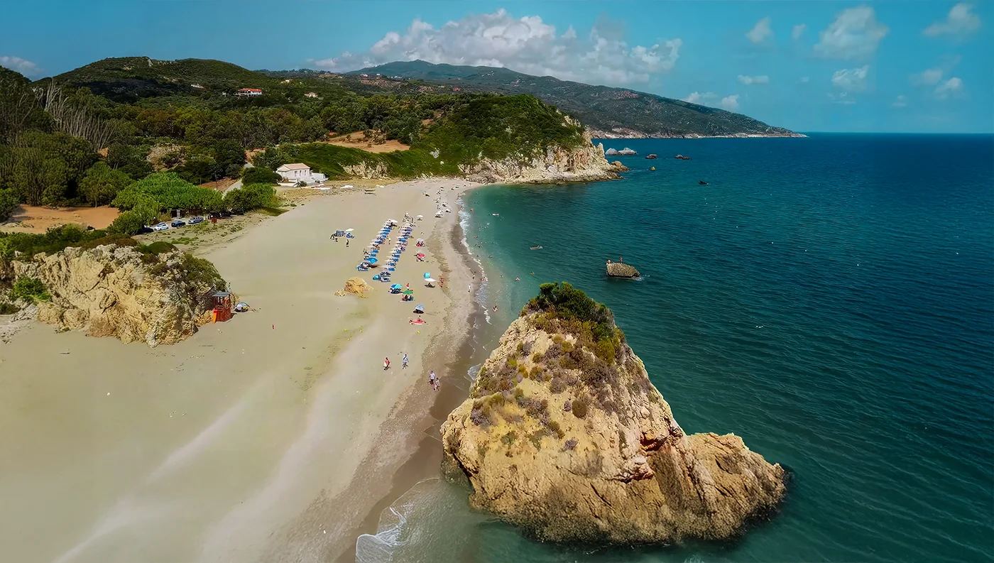 Παραλία Ποτιστικά στο Ανατολικό Πήλιο με χρυσαφένια άμμο και γαλαζοπράσινα νερά