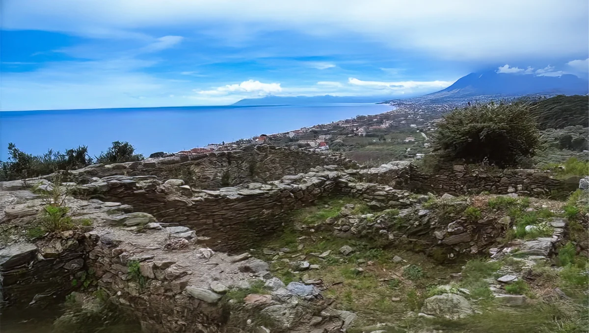 Κάστρο Μελίβοιας στη Κάστρο Μελίβοιας Βελίκας Λάρισας με φόντο το Αιγαίο