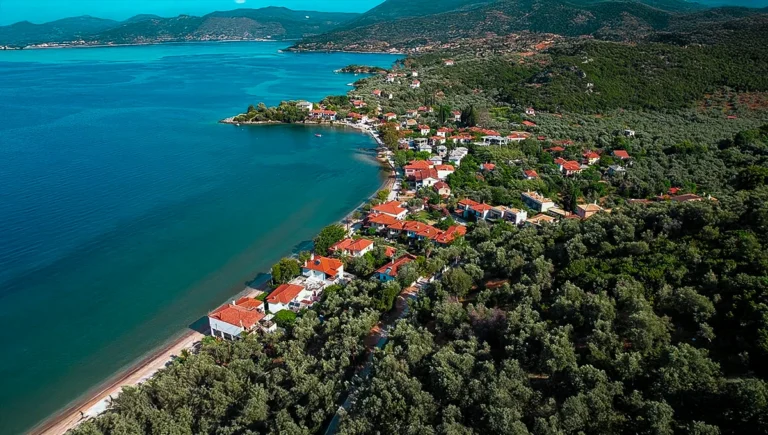 «Λεφόκαστρο — μικρό παραθαλάσσιο χωριό στο Πήλιο με γαλάζια θάλασσα και καταπράσινο τοπίο»