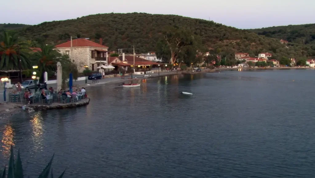 Λεφόκαστρο — μικρό παραθαλάσσιο χωριό στο Πήλιο με γαλάζια θάλασσα και καταπράσινο τοπίο