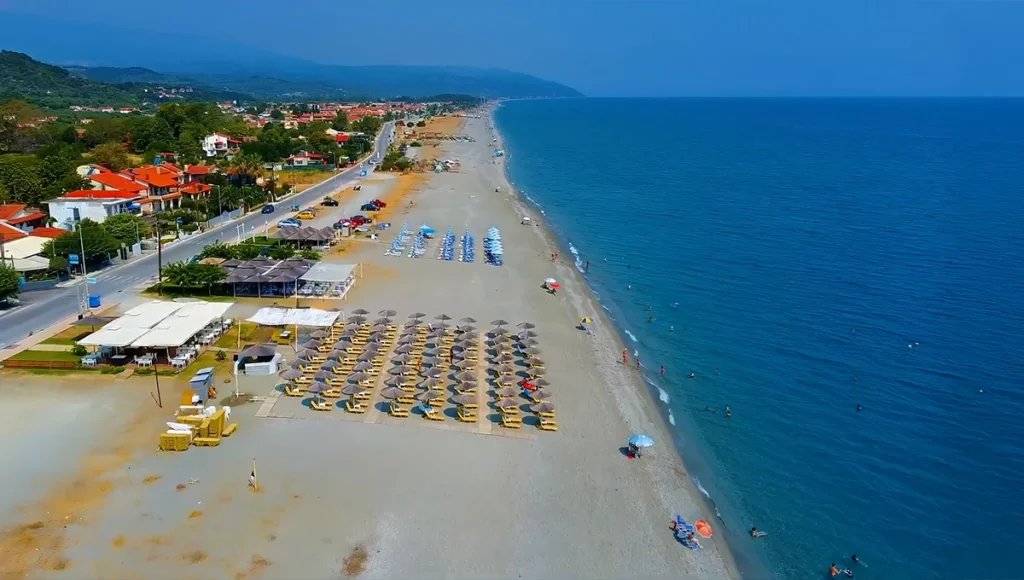 Η δημοφιλής παραλία Αγιόκαμπος στον Δήμο Αγιάς, με άμμο και γαλάζια νερά.