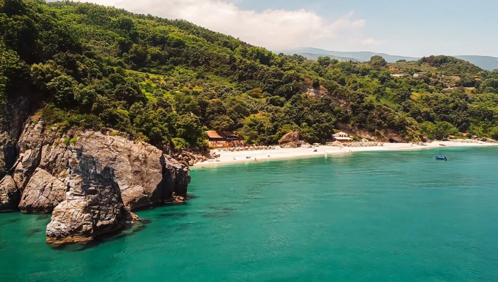 Παραλία Άγιοι Σαράντα Πηλίου, με βράχια, λευκή άμμο και τιρκουάζ νερά του Αιγαίου.