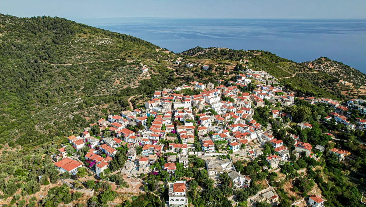 Πανοραμική άποψη του παραδοσιακού οικισμού Παλιό Χωριό (Χώρα) της Αλοννήσου, χτισμένου σε λόφο.