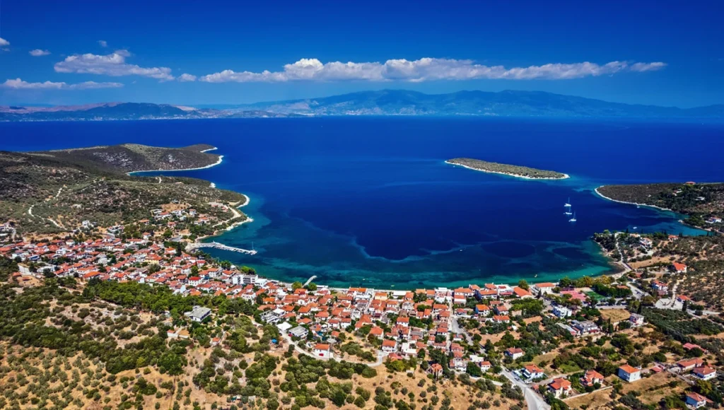 Πανοραμική άποψη της Αμαλιάπολης, Μαγνησία, με οικισμό, κόλπο και νησάκι