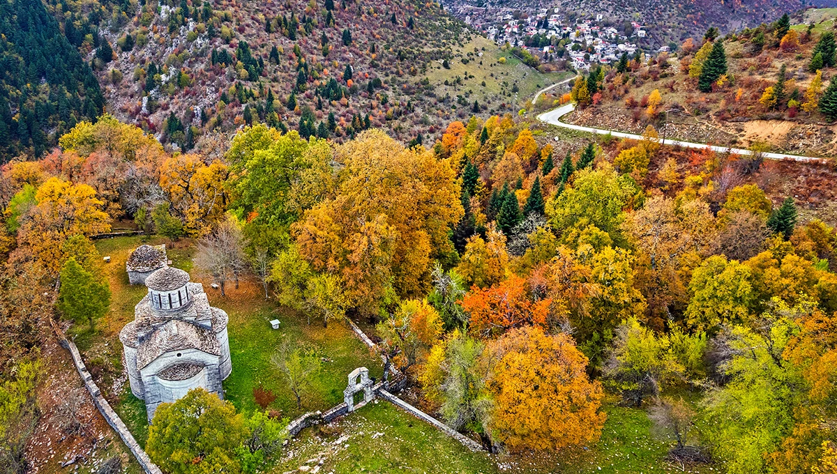 Εκκλησία στο Χαλίκι Ασπροποτάμου με φόντο τα βουνά