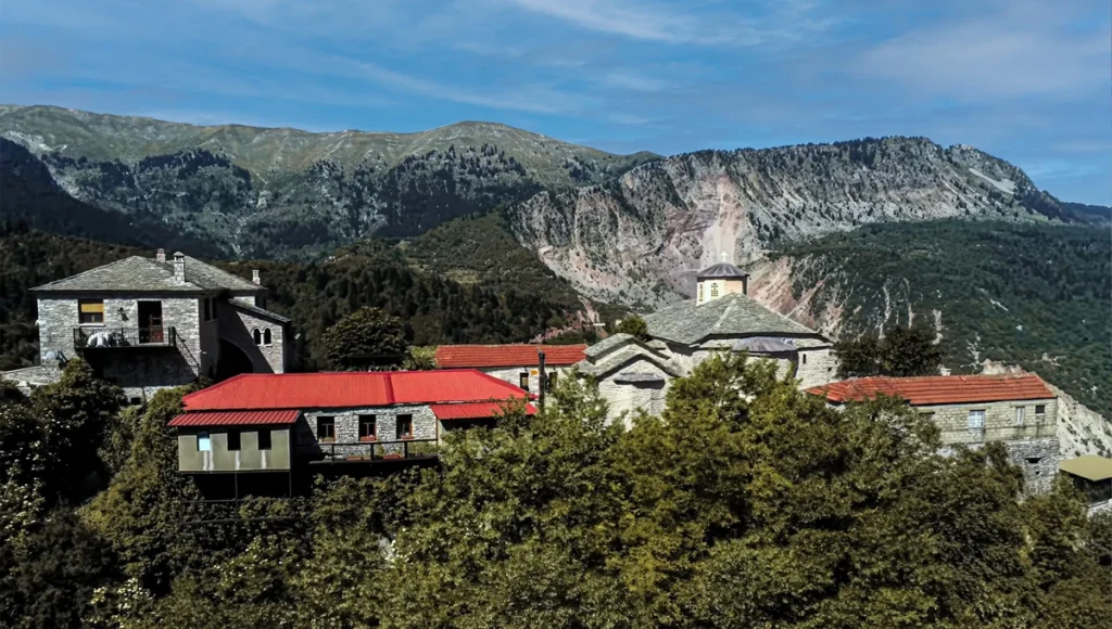 &Iota;&sigma;&tau;&omicron;&rho;&iota;&kappa;ή &pi;έ&tau;&rho;&iota;&nu;&eta; &Iota;&epsilon;&rho;ά &Mu;&omicron;&nu;ή &Sigma;&pi;&eta;&lambda;&iota;ά&sigmaf; &sigma;&tau;&eta;&nu; &Alpha;&rho;&gamma;&iota;&theta;έ&alpha; &mu;&epsilon; &kappa;ό&kappa;&kappa;&iota;&nu;&epsilon;&sigmaf; &sigma;&tau;έ&gamma;&epsilon;&sigmaf; &kappa;&alpha;&iota; &beta;&upsilon;&zeta;&alpha;&nu;&tau;&iota;&nu;ό &tau;&rho;&omicron;ύ&lambda;&omicron;, &chi;&tau;&iota;&sigma;&mu;έ&nu;&eta; &sigma;&epsilon; &pi;&lambda;&alpha;&gamma;&iota;ά &beta;&omicron;&upsilon;&nu;&omicron;ύ.