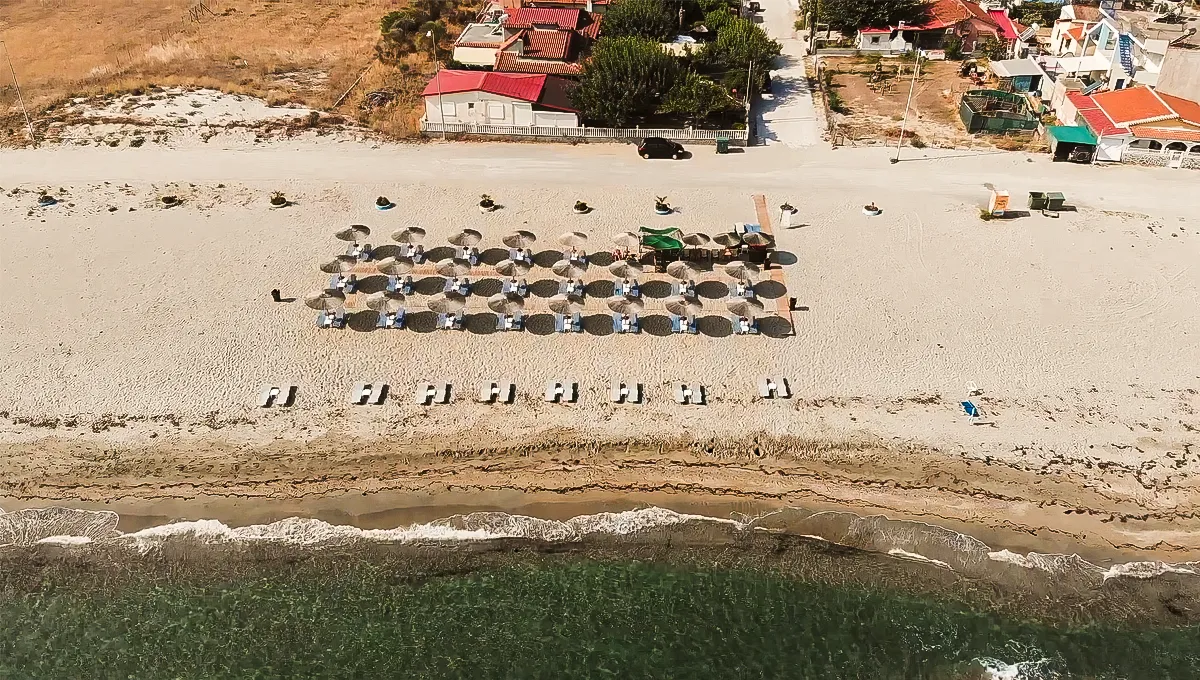 Παραλία Καστρί Λουτρό με θέα στο Αιγαίο και τον Όλυμπο στο βάθος