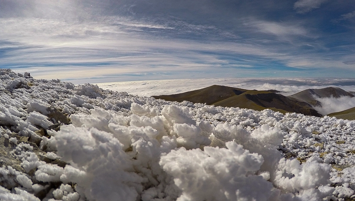 Κρυστάλλους πάχνης (Rime Ice) σε βουνό, με άλλες κορυφές και σύννεφα στο βάθος, Όλυμπος.