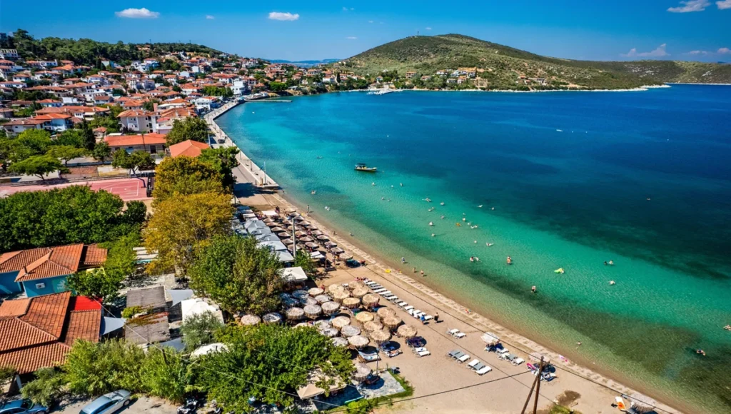 Πανοραμική θέα της παραλίας Αμαλιάπολης, Μαγνησία, με θάλασσα και οικισμό