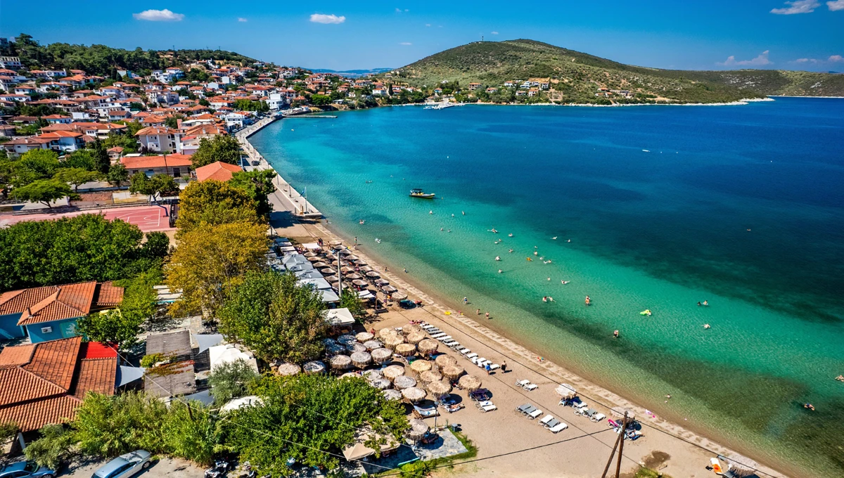 Πανοραμική θέα της παραλίας Αμαλιάπολης, Μαγνησία, με θάλασσα και οικισμό