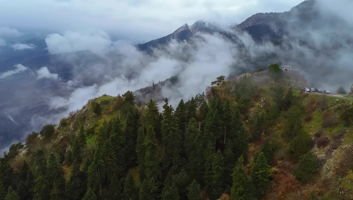 Πανοραμική θέα από το παρατηρητήριο στη λίμνη Πλαστήρα, με δάση, σύννεφα και ορεινό τοπίο