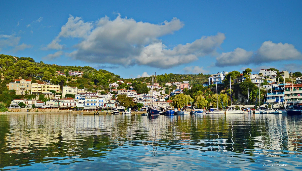 &Phi;&omega;&tau;&omicron;&gamma;&rho;&alpha;&phi;ί&alpha; &tau;&omicron;&upsilon; &lambda;&iota;&mu;&alpha;&nu;&iota;&omicron;ύ &kappa;&alpha;&iota; &omicron;&iota;&kappa;&iota;&sigma;&mu;&omicron;ύ &Pi;&alpha;&tau;&eta;&tau;ή&rho;&iota; &sigma;&tau;&eta;&nu; &Alpha;&lambda;ό&nu;&nu;&eta;&sigma;&omicron;, &mu;&epsilon; &tau;&alpha; &sigma;&pi;ί&tau;&iota;&alpha; &nu;&alpha; &alpha;&nu;&tau;&iota;&kappa;&alpha;&tau;&omicron;&pi;&tau;&rho;ί&zeta;&omicron;&nu;&tau;&alpha;&iota; &sigma;&tau;&eta; &theta;ά&lambda;&alpha;&sigma;&sigma;&alpha;.