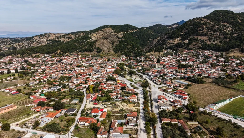 Πανοραμική άποψη της Τσαριτσάνης, ιστορική κωμόπολη Ελασσόνας