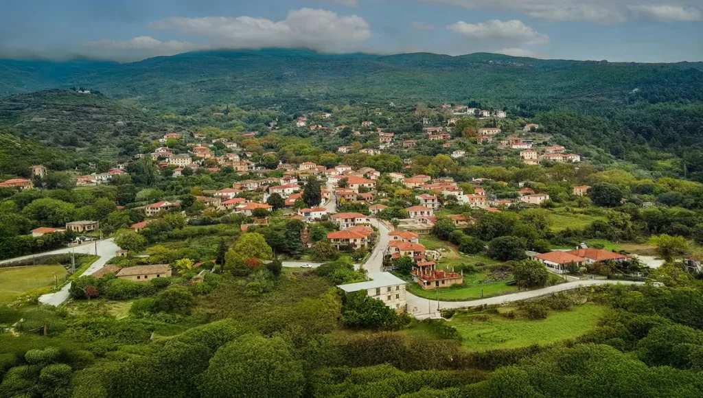 Παραδοσιακά αρχοντικά και πλακόστρωτα σοκάκια στο γραφικό Μεταξοχώρι Αγιάς.