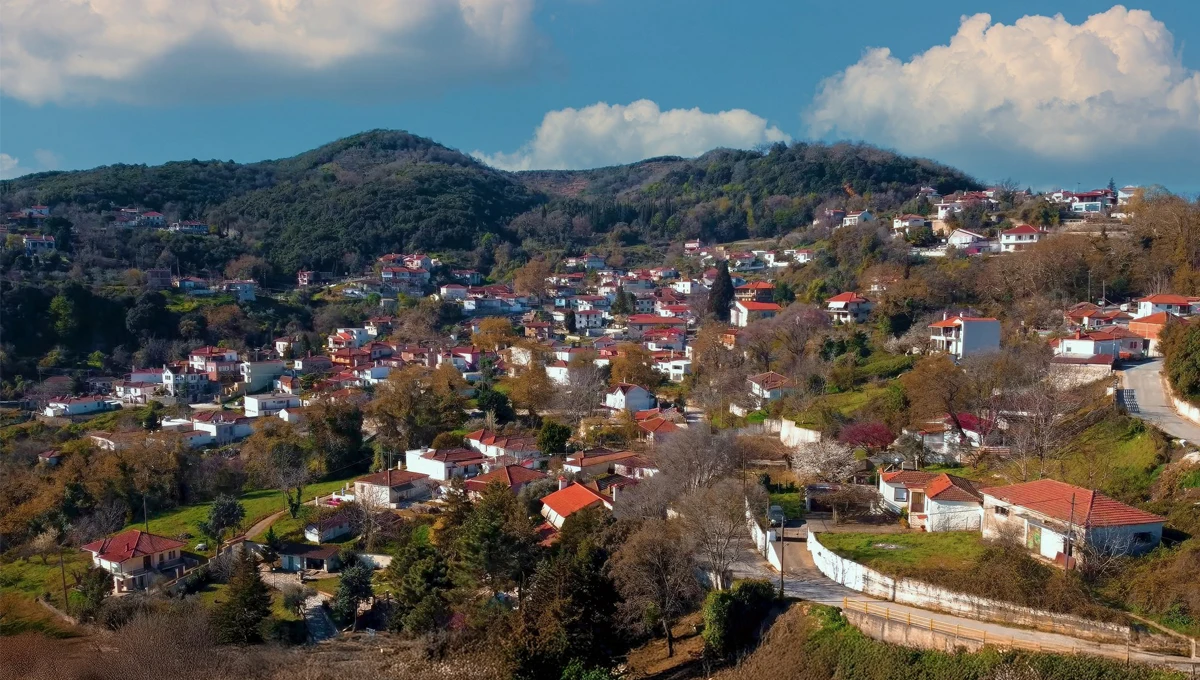 Αυθεντικό χωριό Σκίτι κοντά στον Κίσσαβο, με πέτρινα σπίτια και θέα στη φύση.