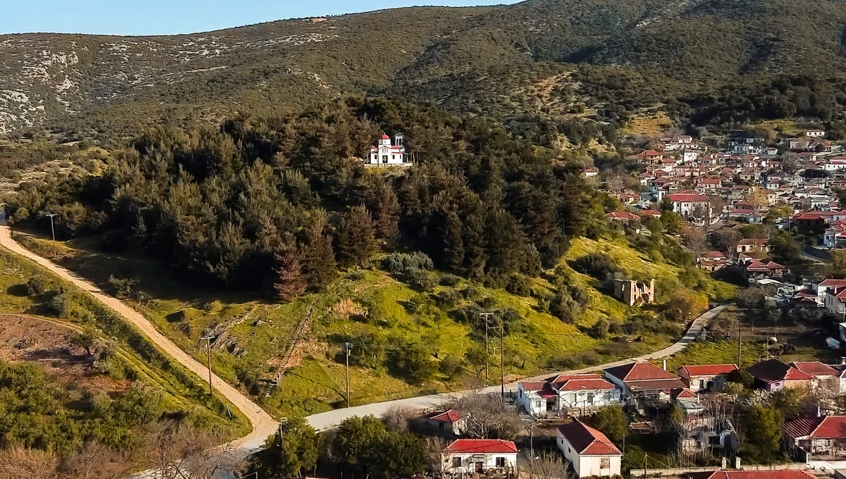 Η εκκλησία του Αγίου Νεκταρίου στα Κανάλια Μαγνησίας, μέσα σε πράσινο τοπίο