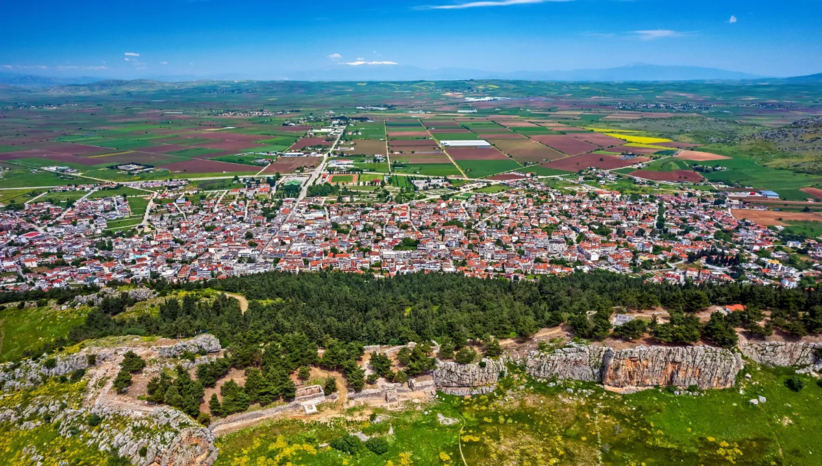 Πανοραμική άποψη της πόλης των Φαρσάλων με την Αρχαία Ακρόπολη στο προσκήνιο