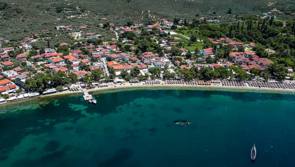 Εναέρια λήψη με drone της παραλίας Καλά Νερά στο Πήλιο με γαλαζοπράσινα νερά και δέντρα.