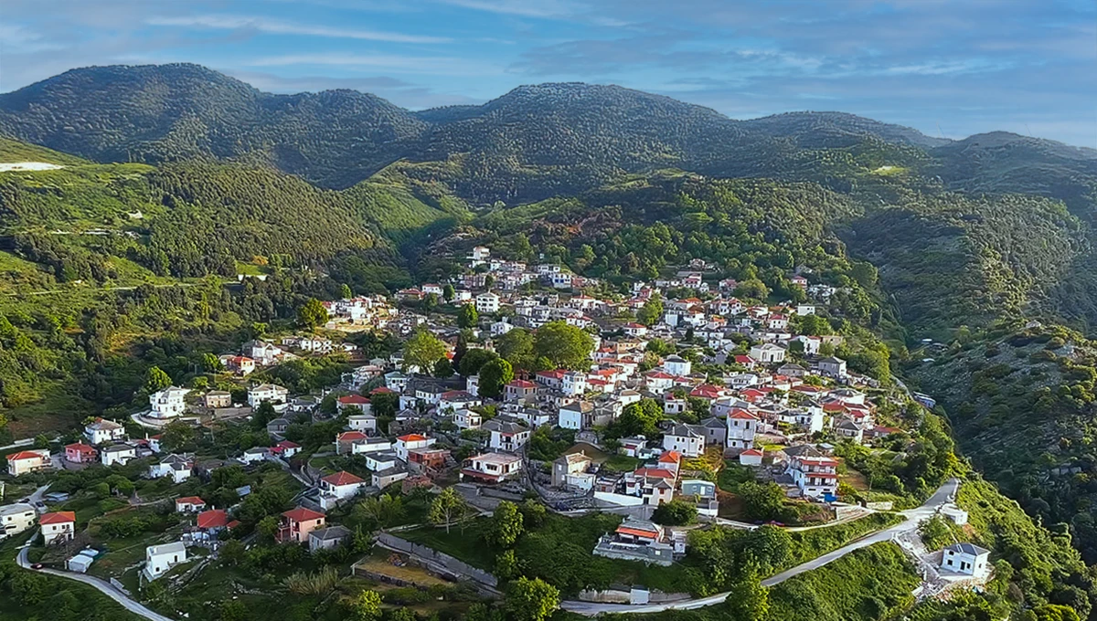Θέα από το Κεραμίδι Πηλίου στον Δήμο Ρήγα Φεραίου, κοντά στον Παγασητικό Κόλπο.