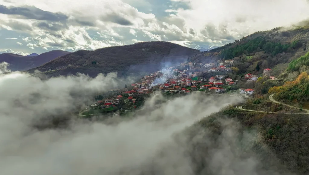 Θέα από τον Μεσενικόλα Καρδίτσας προς τη Λίμνη Πλαστήρα
