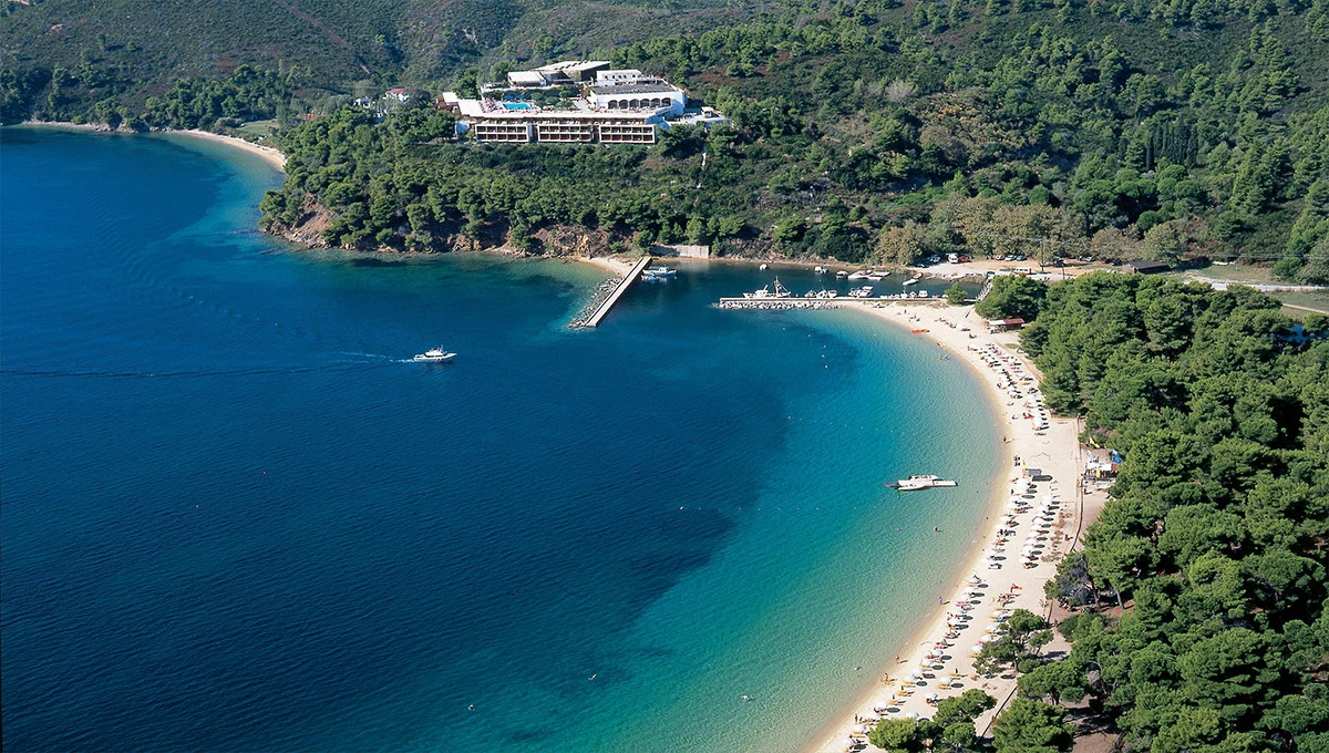 Άποψη από drone μιας παραλίας της Σκιάθου με καταγάλανα νερά