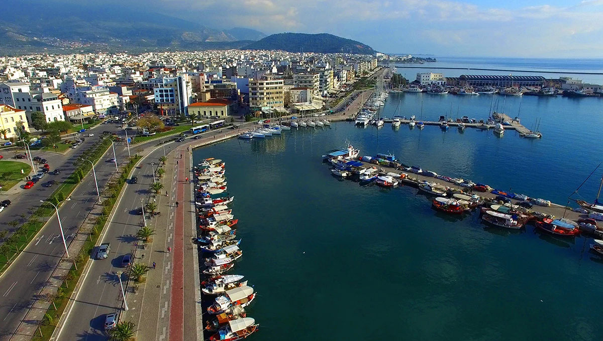 Πανοραμική φωτογραφία του Βόλου με θέα στο λιμάνι και το Πήλιο
