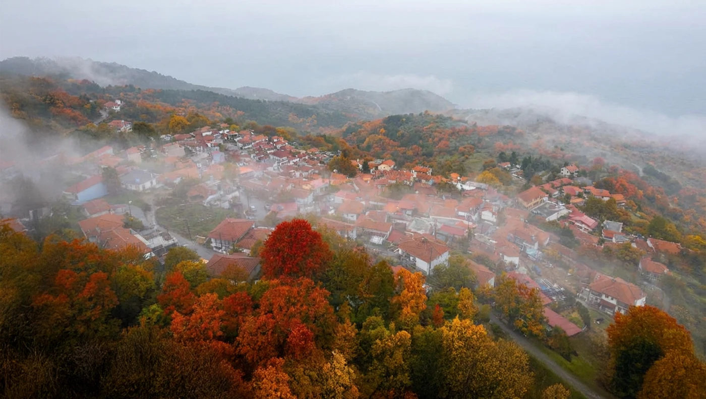 Καρίτσα Κισσάβου καλυμμένη με χειμερινή ομίχλη στις πλαγιές του βουνού