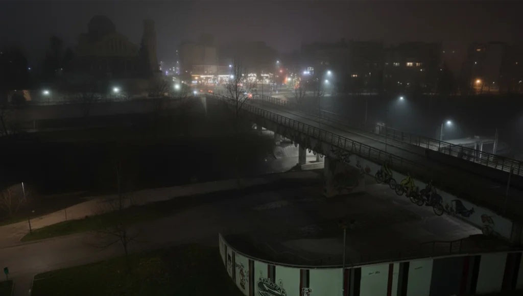 Ποταμός Πηνειός στη Λάρισα με πυκνή ομίχλη, εικόνα χειμερινής απόδρασης.